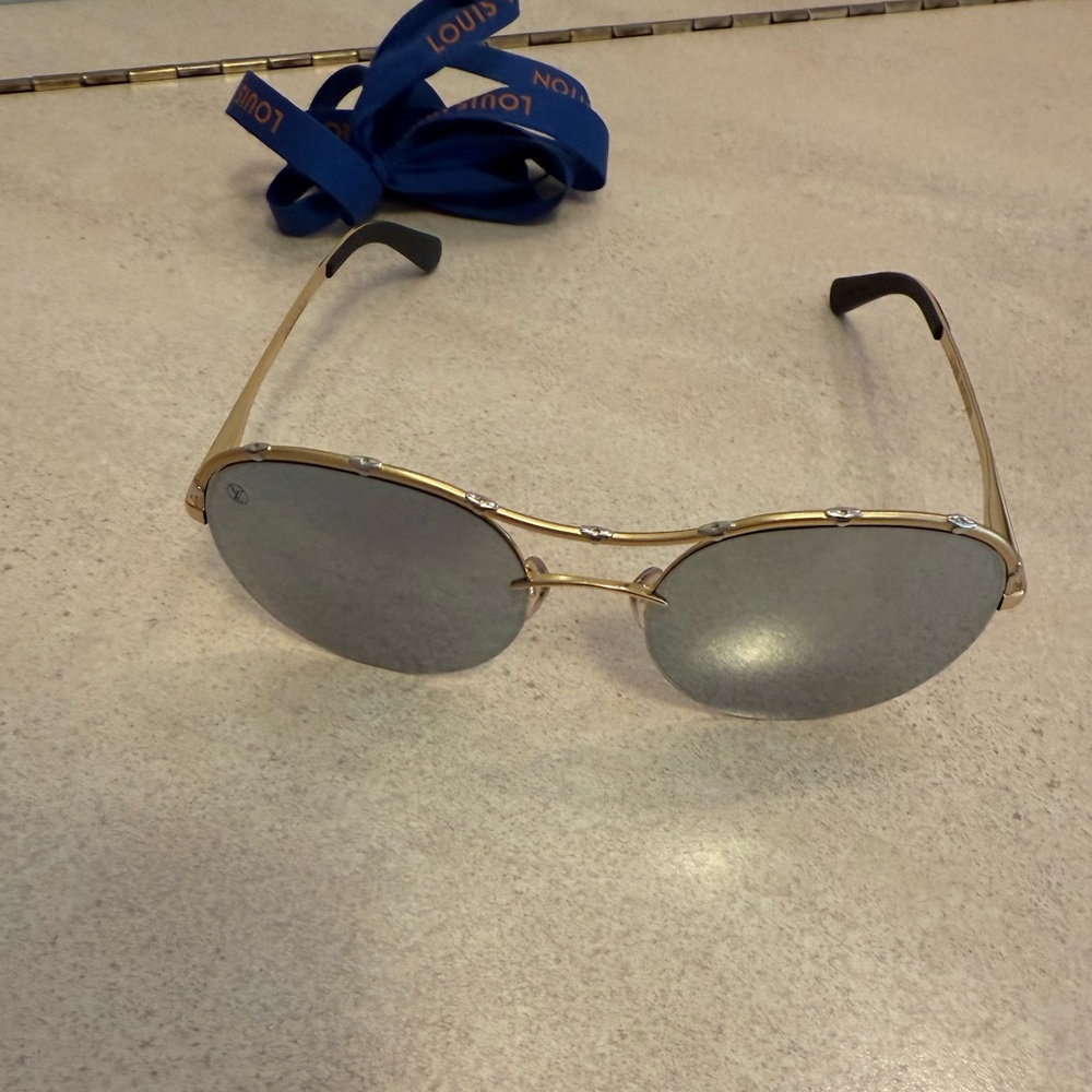 LOUIS VUITTON Monogram Diabolo Menthe Aviator Sunglasses - Picture 4 of 16
